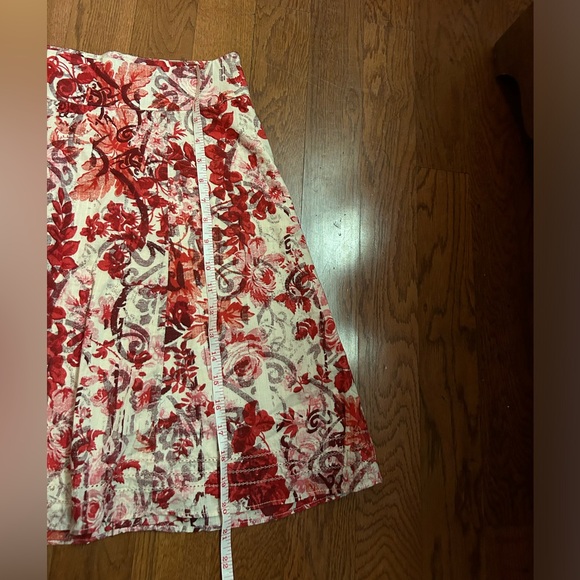 Beautiful flowery flared skirt. Size 4. Great summer look. - Picture 4 of 6
